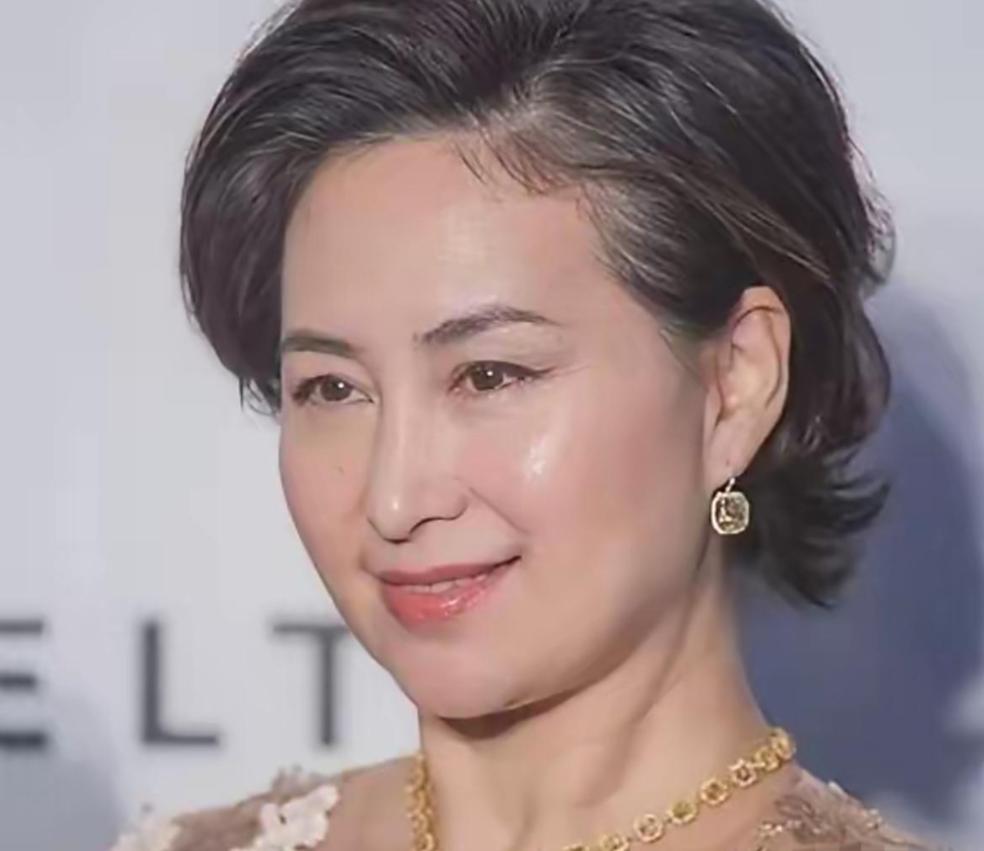 有次记者问何超琼：“您跟许晋亨结婚9年都没生娃，是不是心里一直放不下陈百强呀？”