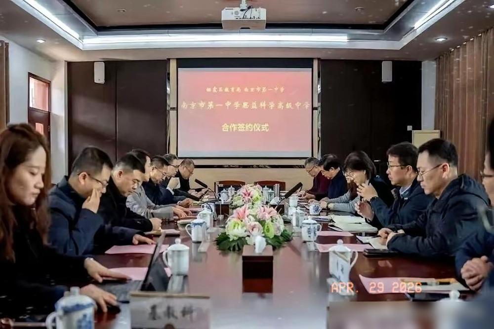 南京家长彻底坐不住了，中考招生新政一出，以往的升学规则全被推翻！我家娃刚好后