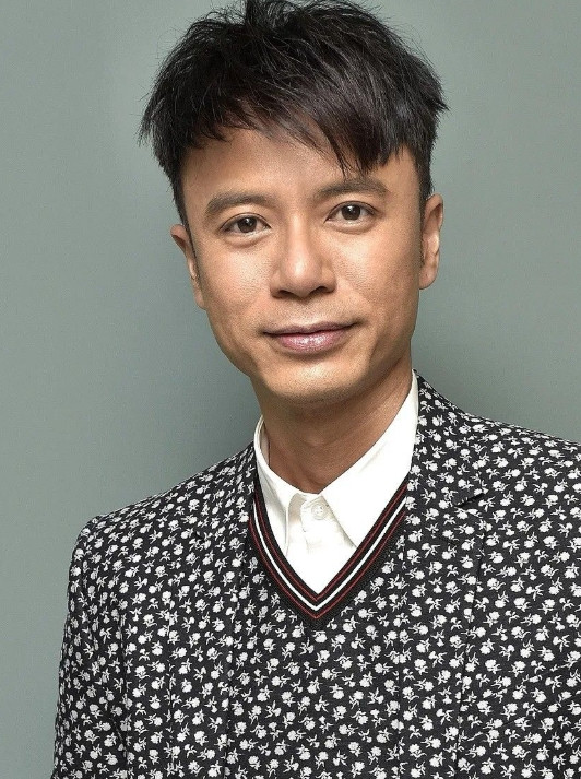 李克勤，一直不温不火的，连个演唱会都开不起来，还得跟谭咏麟拼盘。要说命好吧，唱功