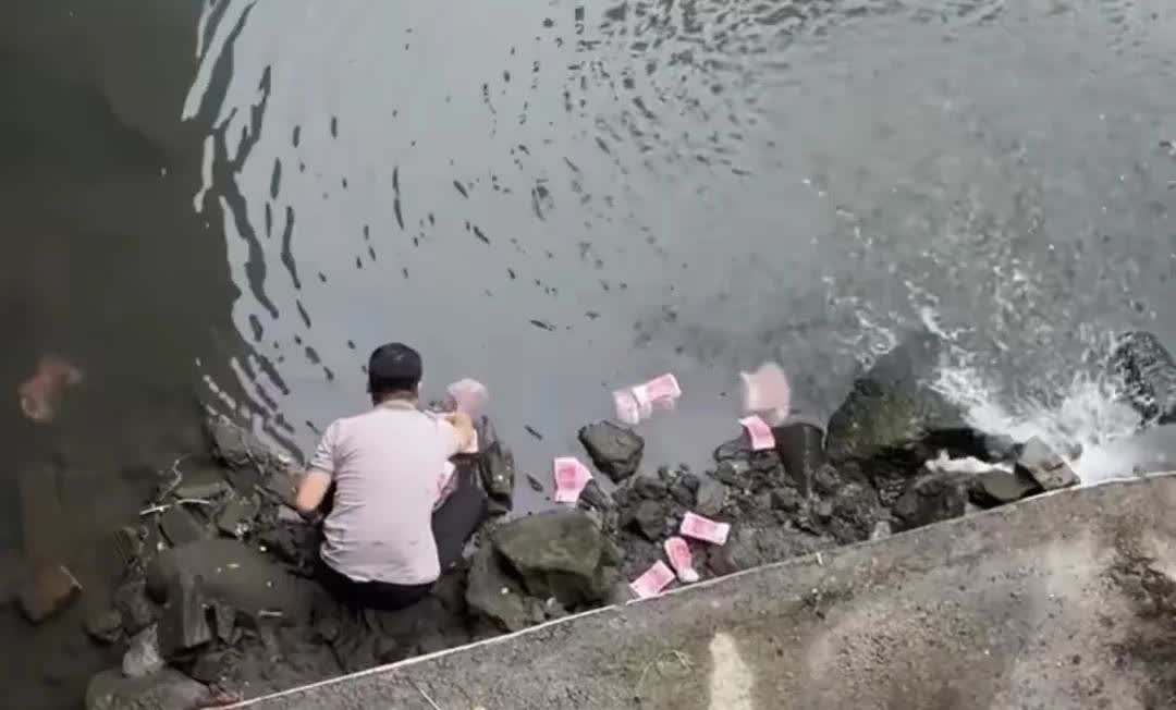 一男子捡走十多沓钞票，警方介入调查！一男子在一座桥下捡走十多沓钞票，捡完后爬
