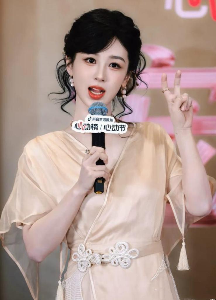 杨紫一袭裸色长裙惊艳亮相北京活动！轻盈薄纱勾勒曼妙身姿，盘发造型优雅大方，生图状