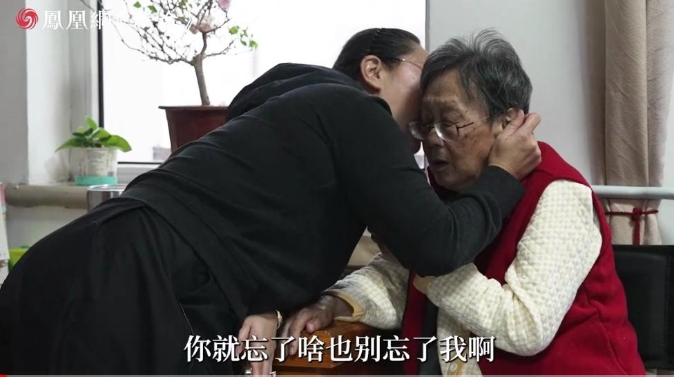 藏不住了，破防了！近日，凤凰网《旅途》报道，一位54岁女子放弃年入百万的生意，