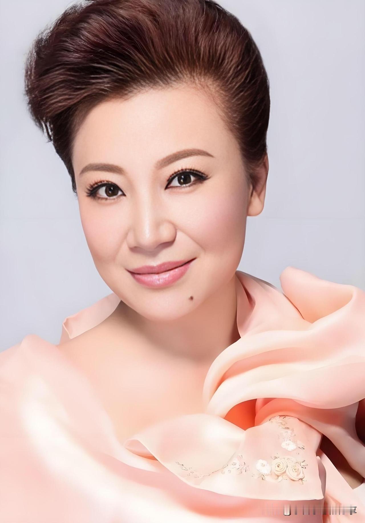 被收回“小香玉”名号的陈百玲,曾经12次登上央视春晚的舞台的她，如今变得默默无