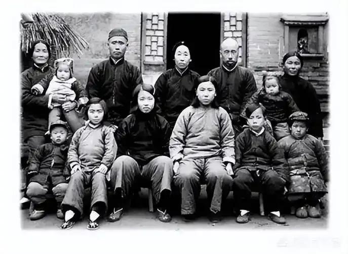 土改时，地主富农是怎样划分的？在旧中国农村，占农村人口不到10%的地主、富农占有