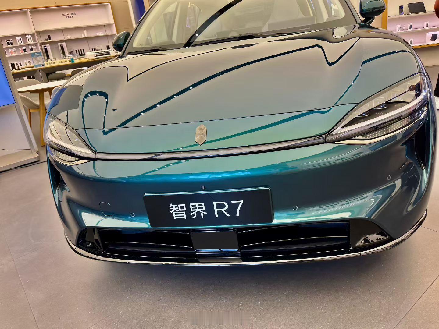 智界R7这个极光绿，实车看着挺帅！[吃瓜]​​​