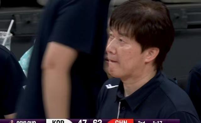 韩国女篮这个主教练挺可怜的，在场边只能眼巴巴的看着自己的弟子被中国女篮按在地上摩