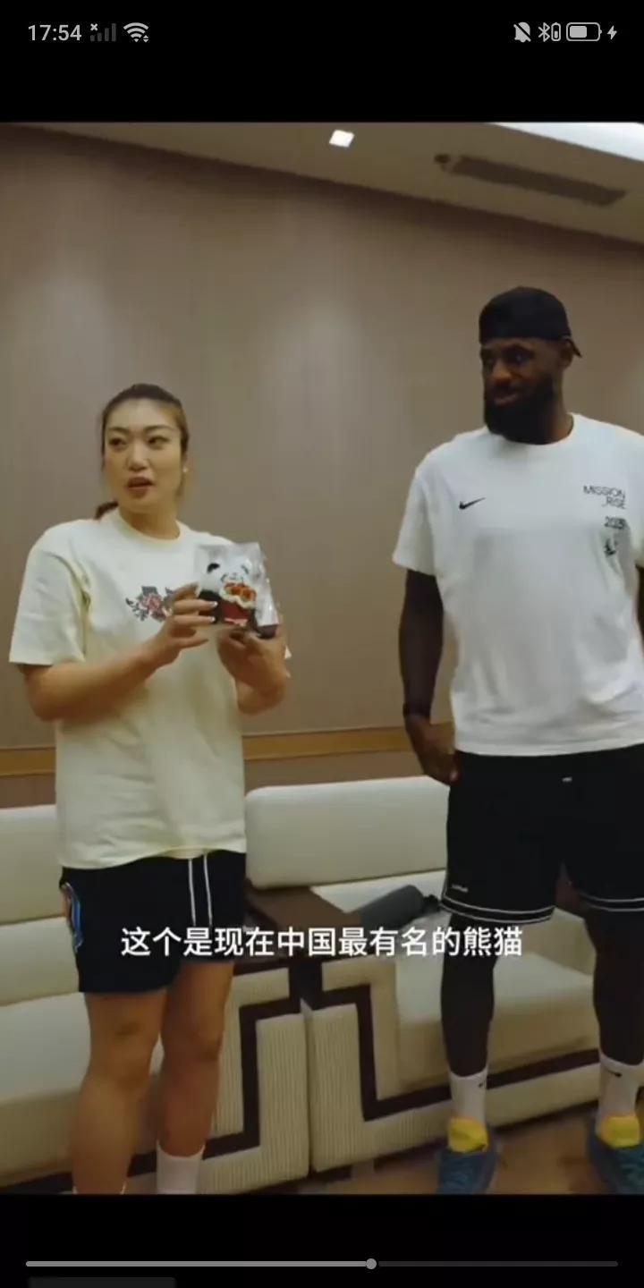 NBA巨星勒布朗詹姆斯中国行已经结束，在离开前詹姆斯与中国女篮球星勒布朗梦[李梦
