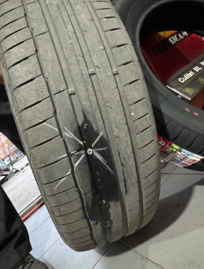 有没有见过钉子在轮胎内部的样子？今天给大家开开眼！