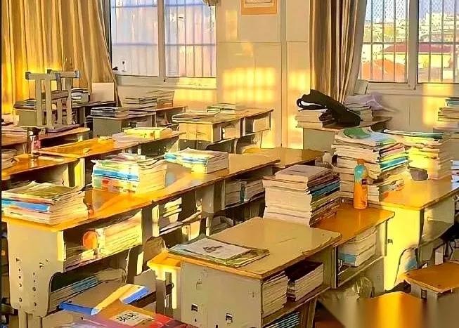 教育部一纸通知，直接砸了某些人的金饭碗。从2026年4月3号起，所有初中小学的快