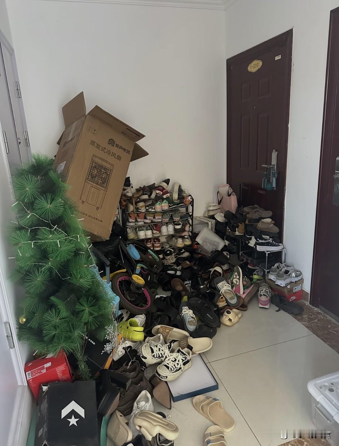 邻里太难处！和善邻居暗藏糟心陋习，楼道被霸占太闹心真心劝大家买房别只图便宜！