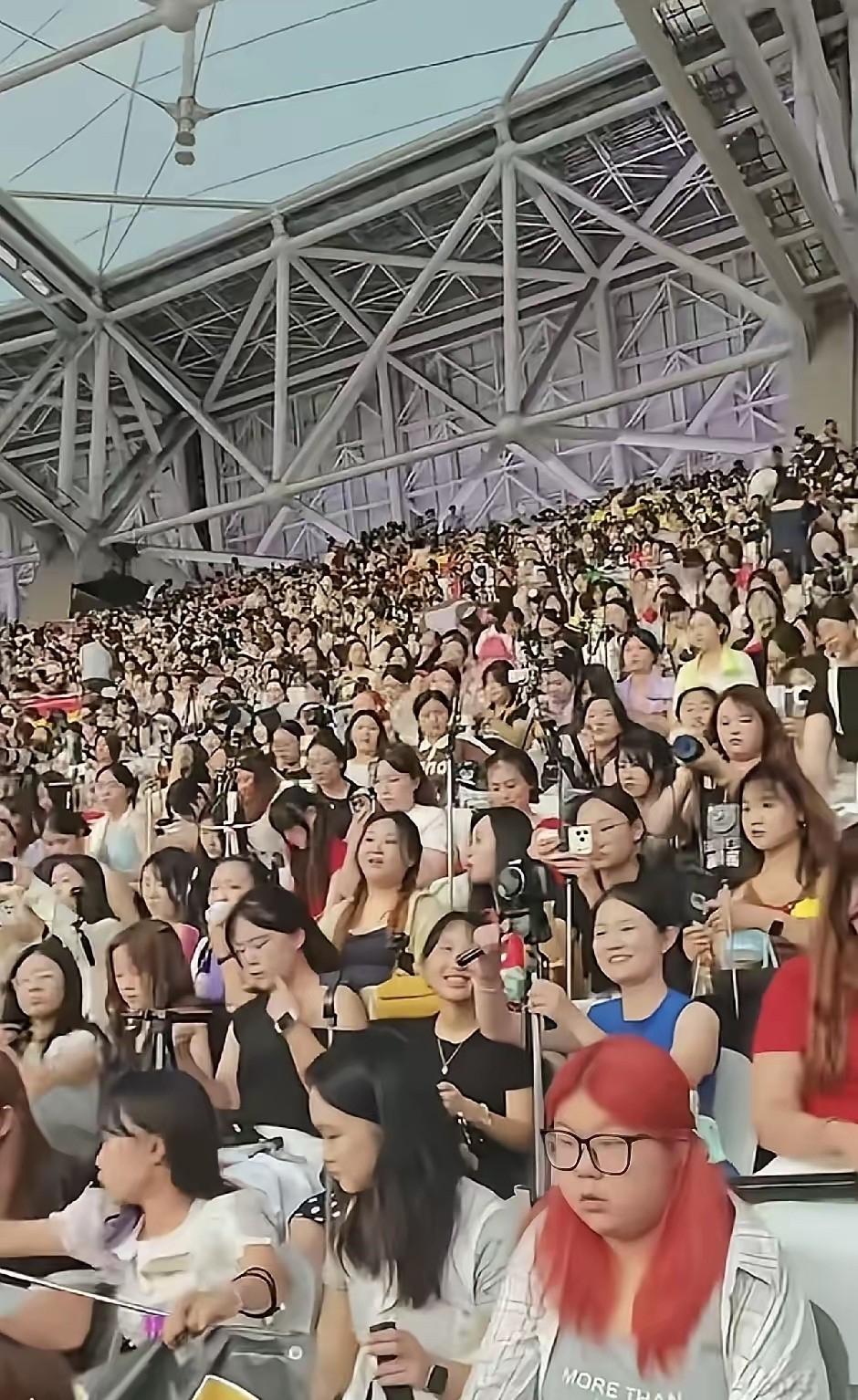细看台下，时代少年团演唱会的观众席里，有一种格外相似的气质铺满全场，有人玩笑说那