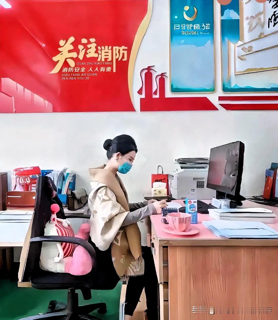 体制内的女性，无论处于什么级别，坐在当局部门办公室里，总是显得气质不一样。这种气
