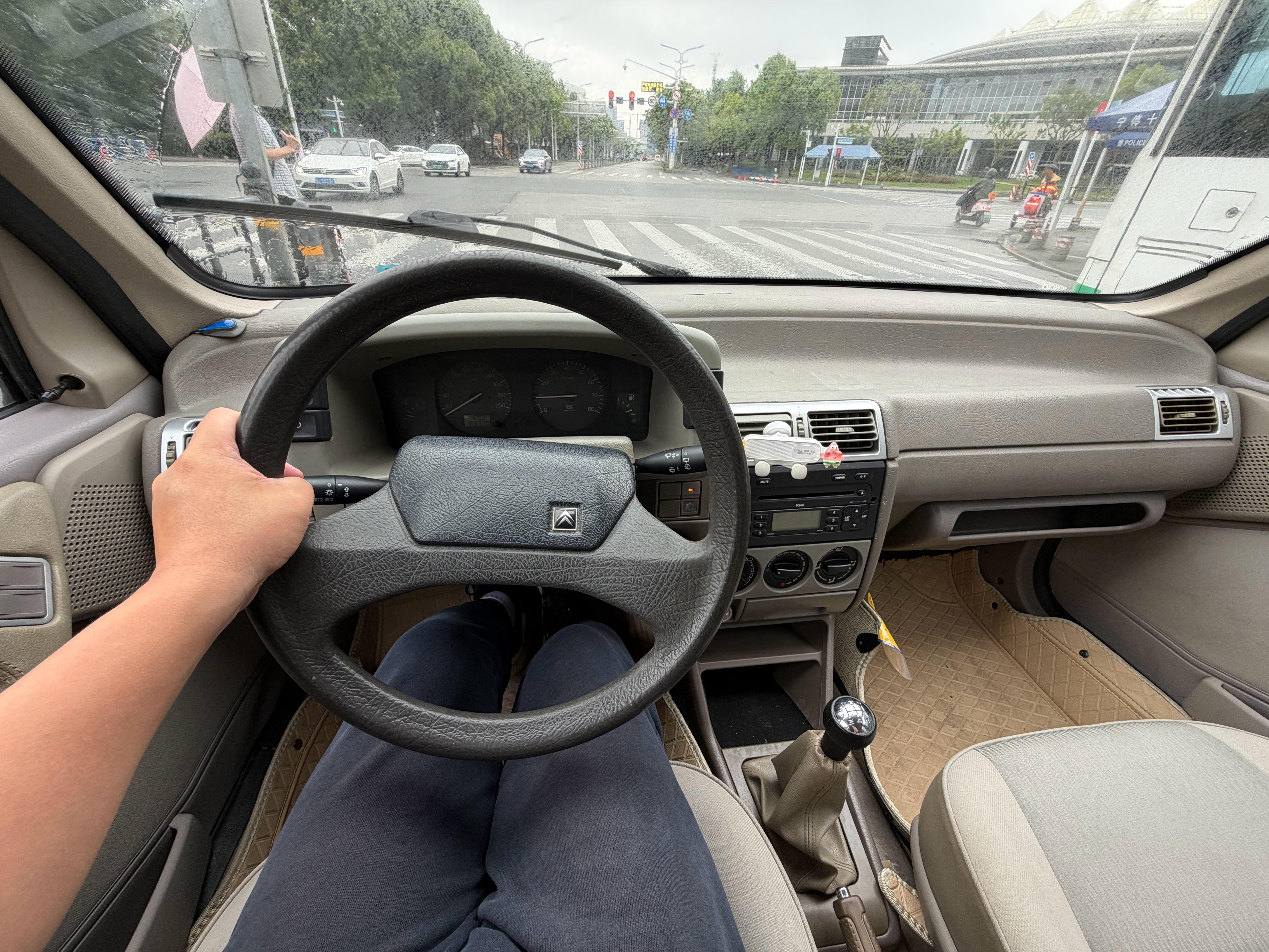 雨天☔️适合开富康出去兜兜风，手动挡开着挺有意思的。