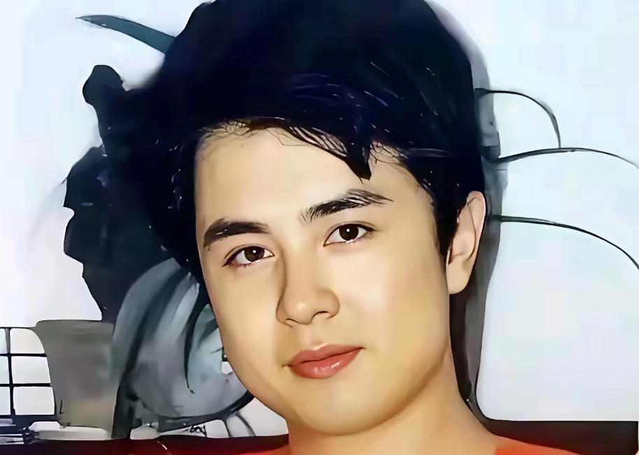 徐少华18岁时英俊潇洒帅气，无可挑剔。不止长得出众，人品也好，运气也佳。不得不