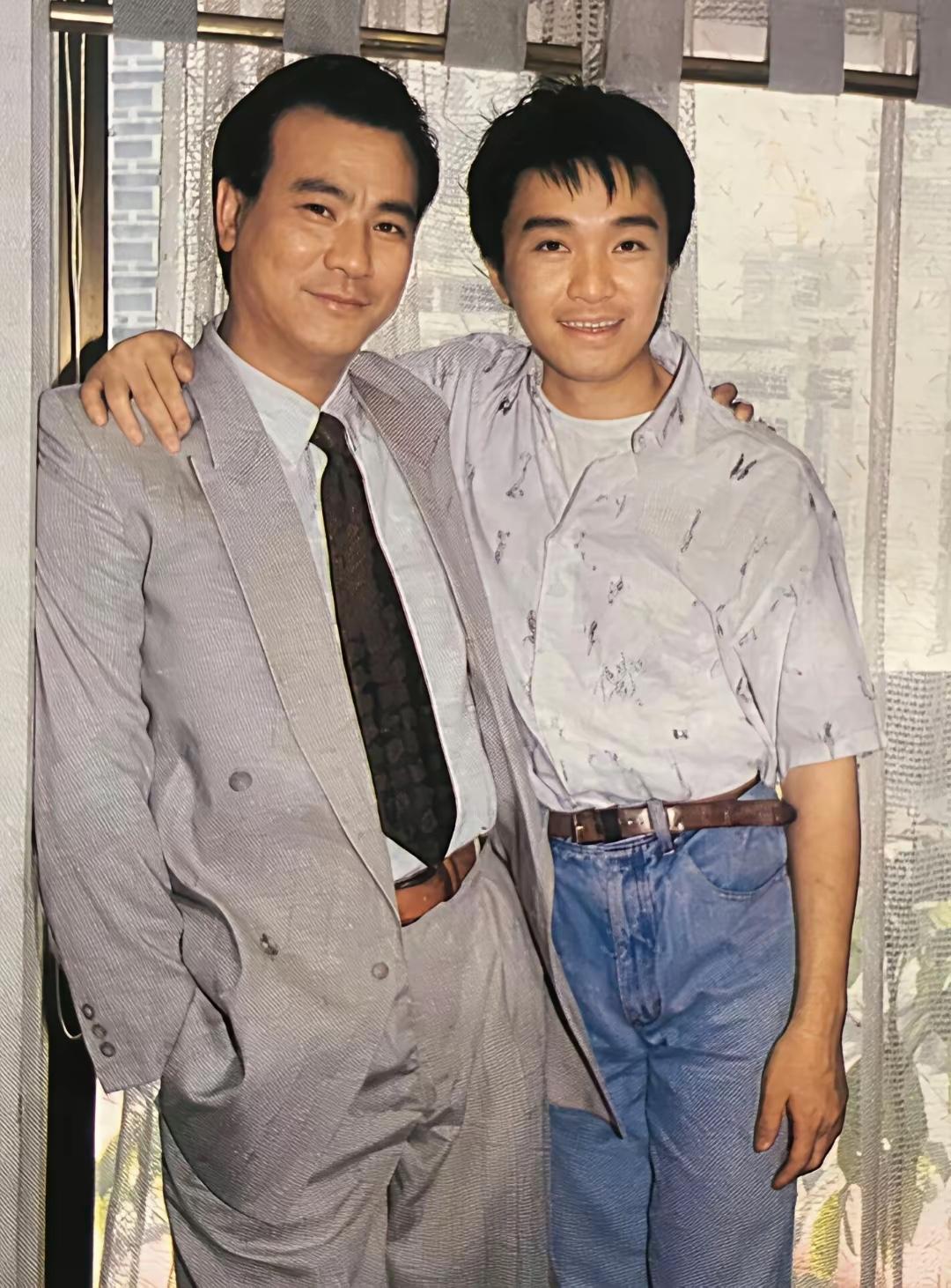 80年代末，李修贤发掘了周星驰，并在他的电影中出演配角。1988年，周星驰在