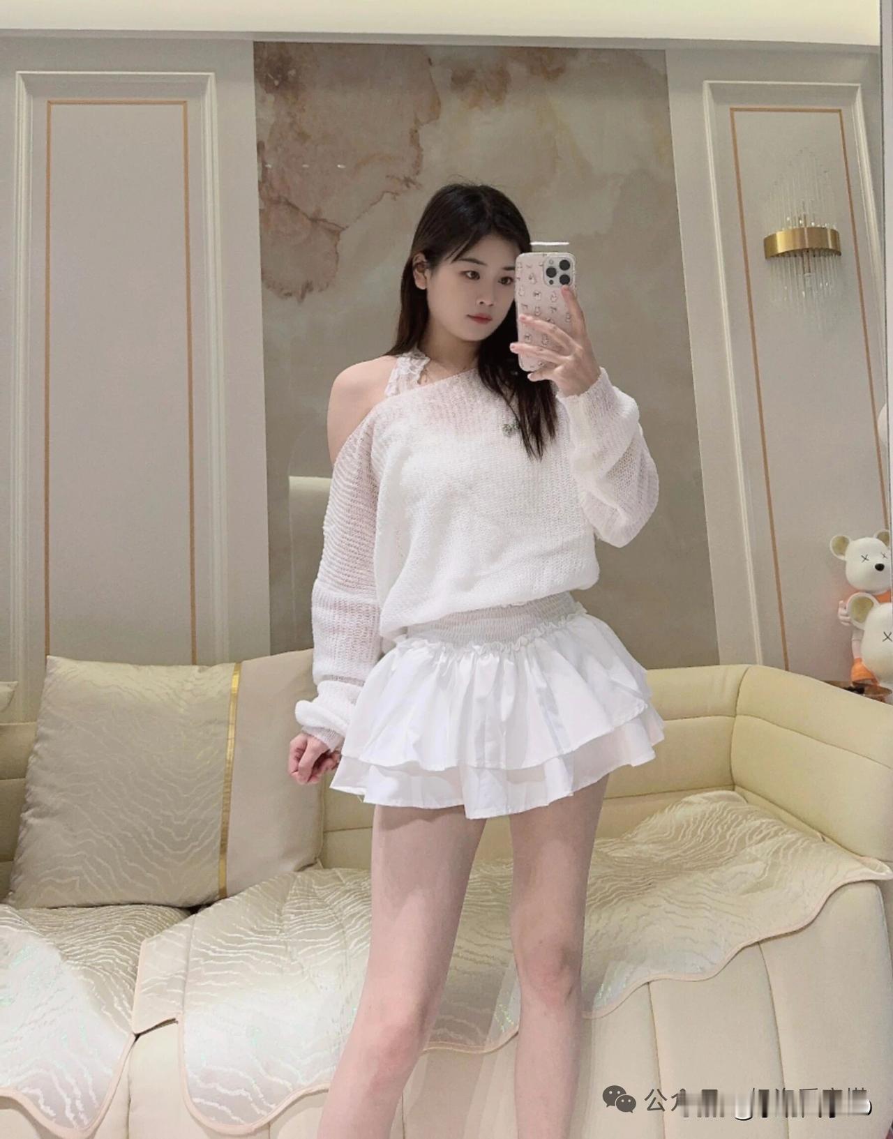 甜美少女风穿搭，白色毛衣搭配荷叶边短裙，清新可爱！💕