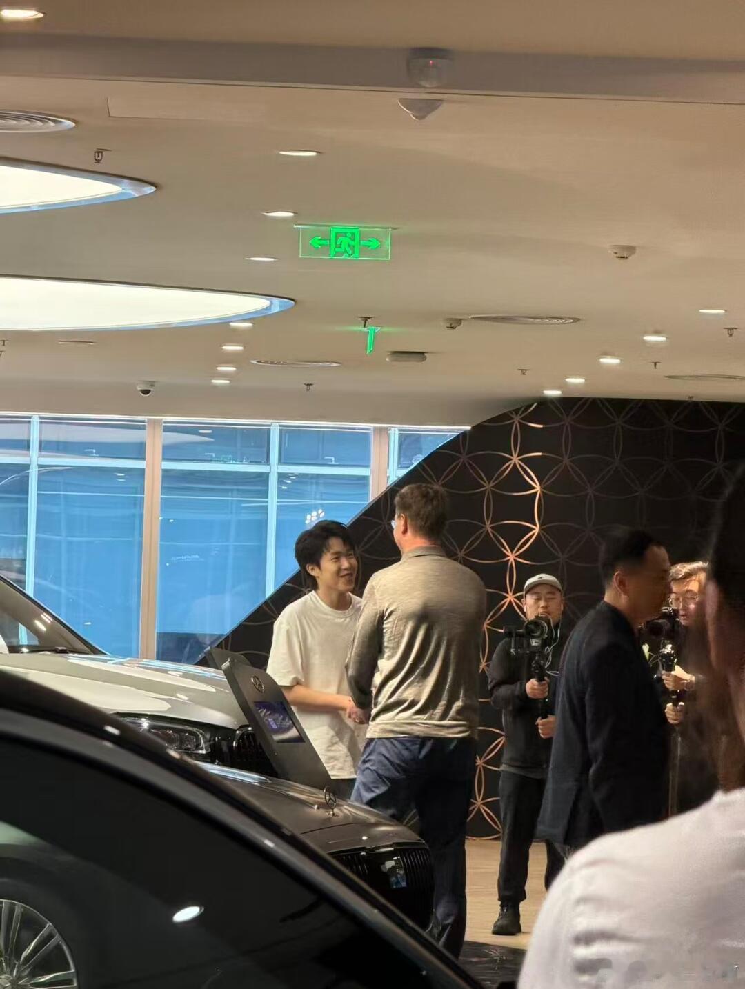 捡到一张王楚钦与奔驰CEO握手🤝照片