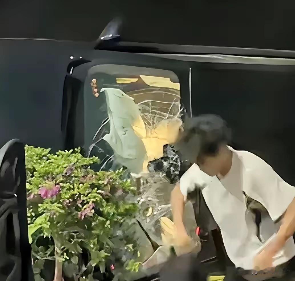 近日，广东汕头街头的一幕，让无数网友破防了。7月7日凌晨三点，18岁小伙小楚骑行