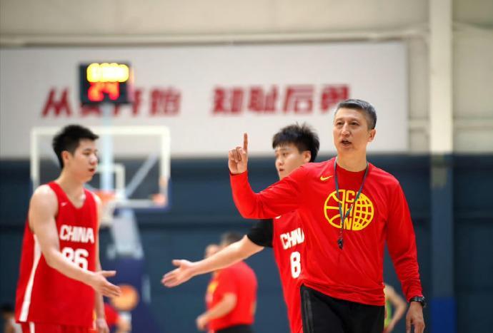 看着中国男篮三分险胜波黑男篮，我想给中国篮协提个建议，既然都找外国球队来打热身赛
