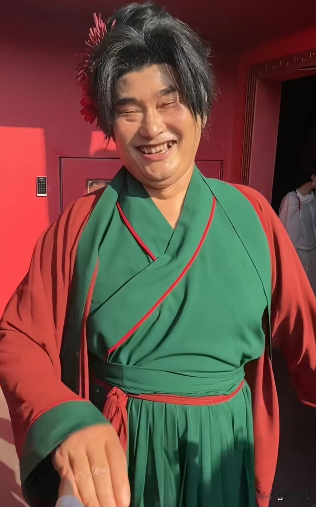 我把大衣哥看成媒婆了[捂脸哭]