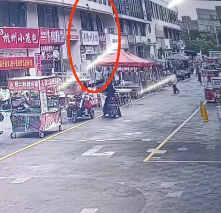 2岁女童意外坠楼，一路过男子冲上去徒手接：没完全接住，但孩子坠楼产生的冲击力卸在