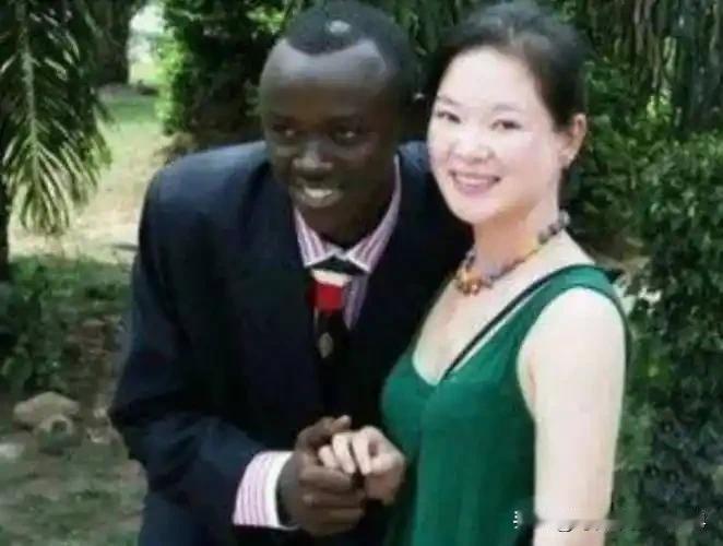 女子跟黑人丈夫回非洲傻眼了，丈夫有四个兄弟，痛哭：想回家飞机降落在拉各斯穆尔塔