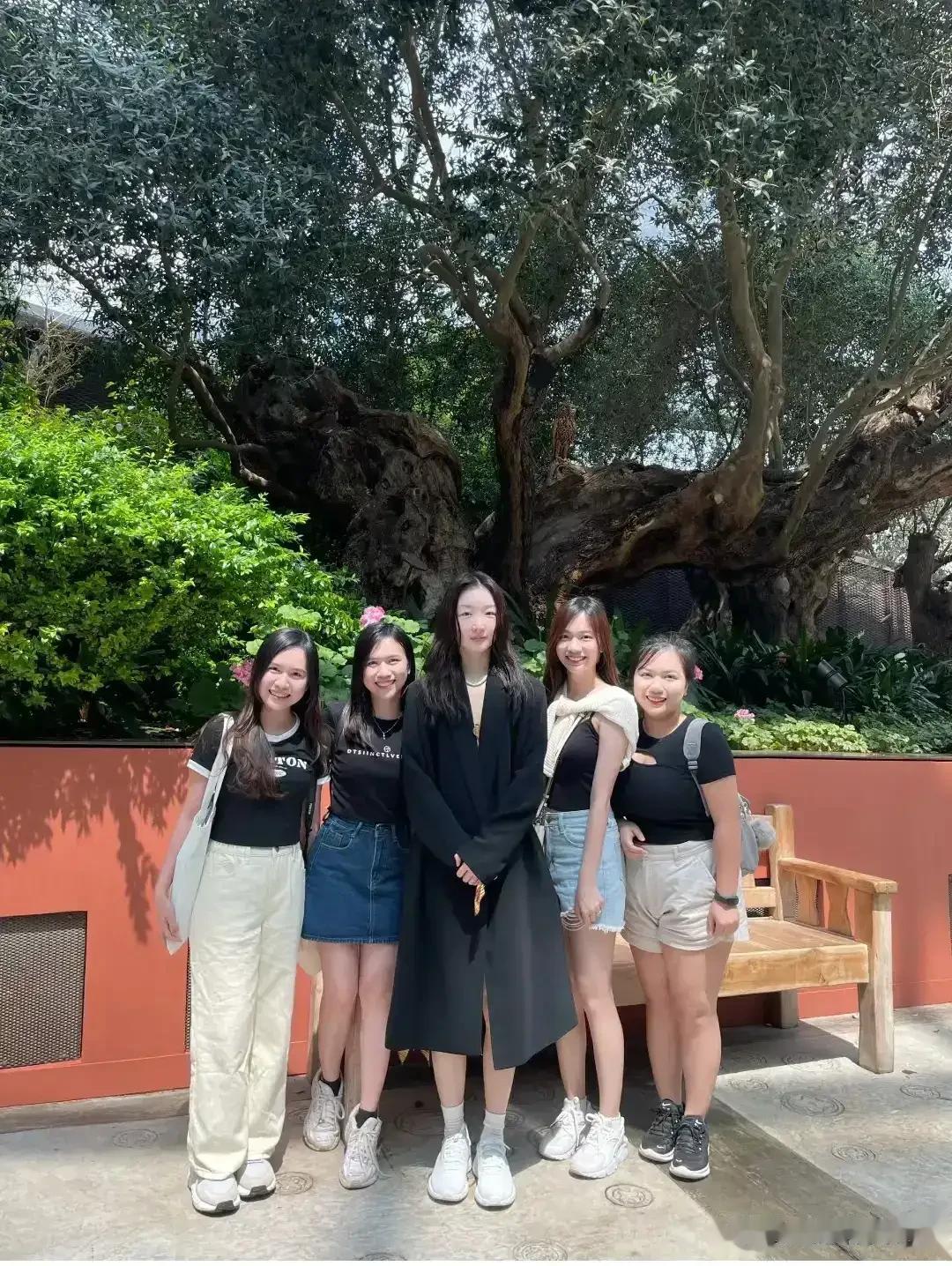 新加坡偶遇周冬雨，她因长相原因，一直被网友认为个子小小的，但她与粉丝合影显得十分