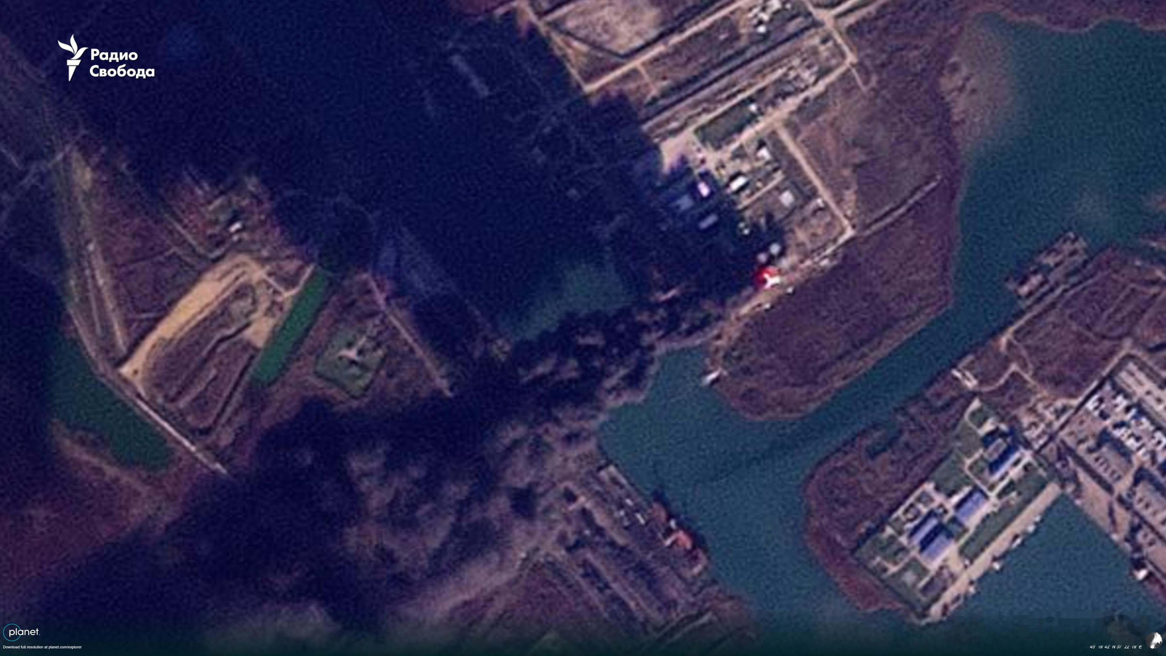 卫星图像，昨天遭到乌军打击的亚速海特姆留克港，港口区域及油库有大火。烟雾长达30