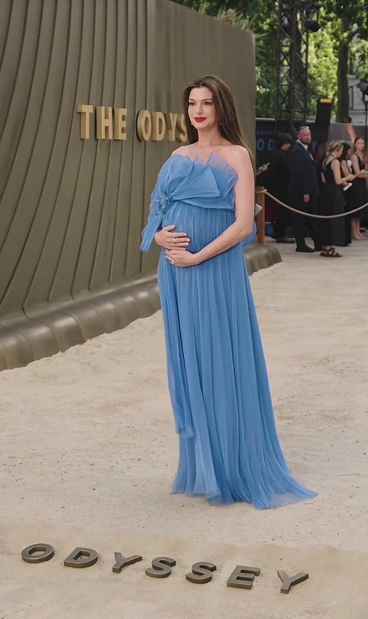 孕态封神！安妮海瑟薇两套造型美出圈2026年7月6日伦敦首映、7月8日巴黎