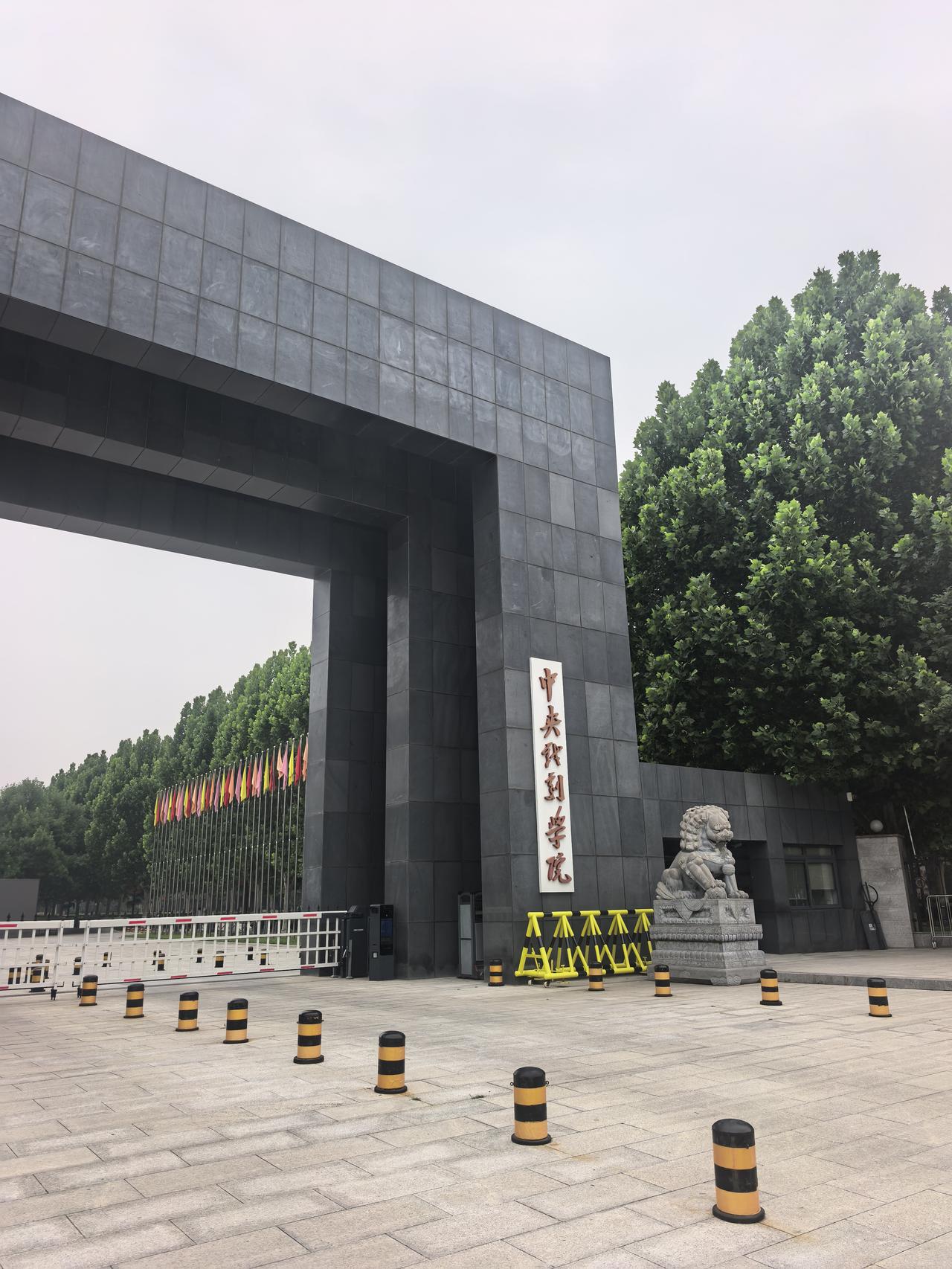 今天去药店买感冒药，结账的时候随口问店员：“我最近总是犯困，是不是感冒药副作用啊