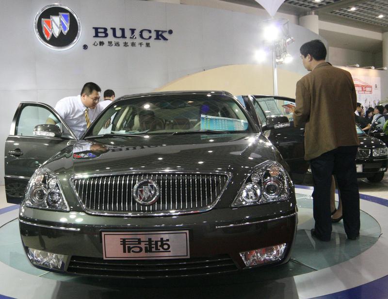 选君越还是迈腾330，这还挺让人纠结。迈腾进入中国时间早，是德国桑塔纳的演化，在