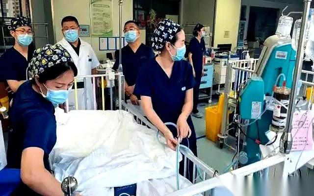 百草枯。成年人沾几滴都要命，连神仙都摇头的“死神农药”。两岁的娃娃，当成饮料