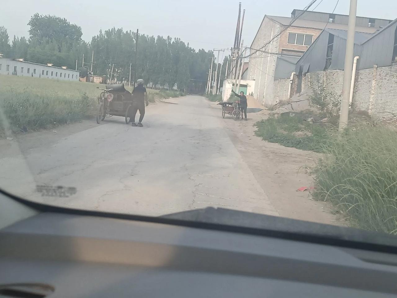 单位附近的工厂维修房顶，把锈蚀的彩钢瓦换掉丢在了路边，几个老太太不知道怎么知道了