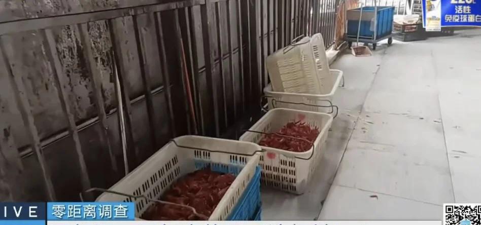 据上观新闻7月8日报道，江苏南京，一家月卖超千单的网红龙虾馆，竟被曝出长期使用发