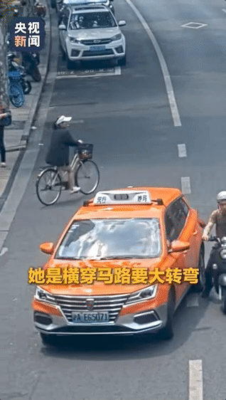 “这个交警全国出名了！”女子骑着自行车悠闲的横穿马路，眼看着汽车来了，她打赌汽车