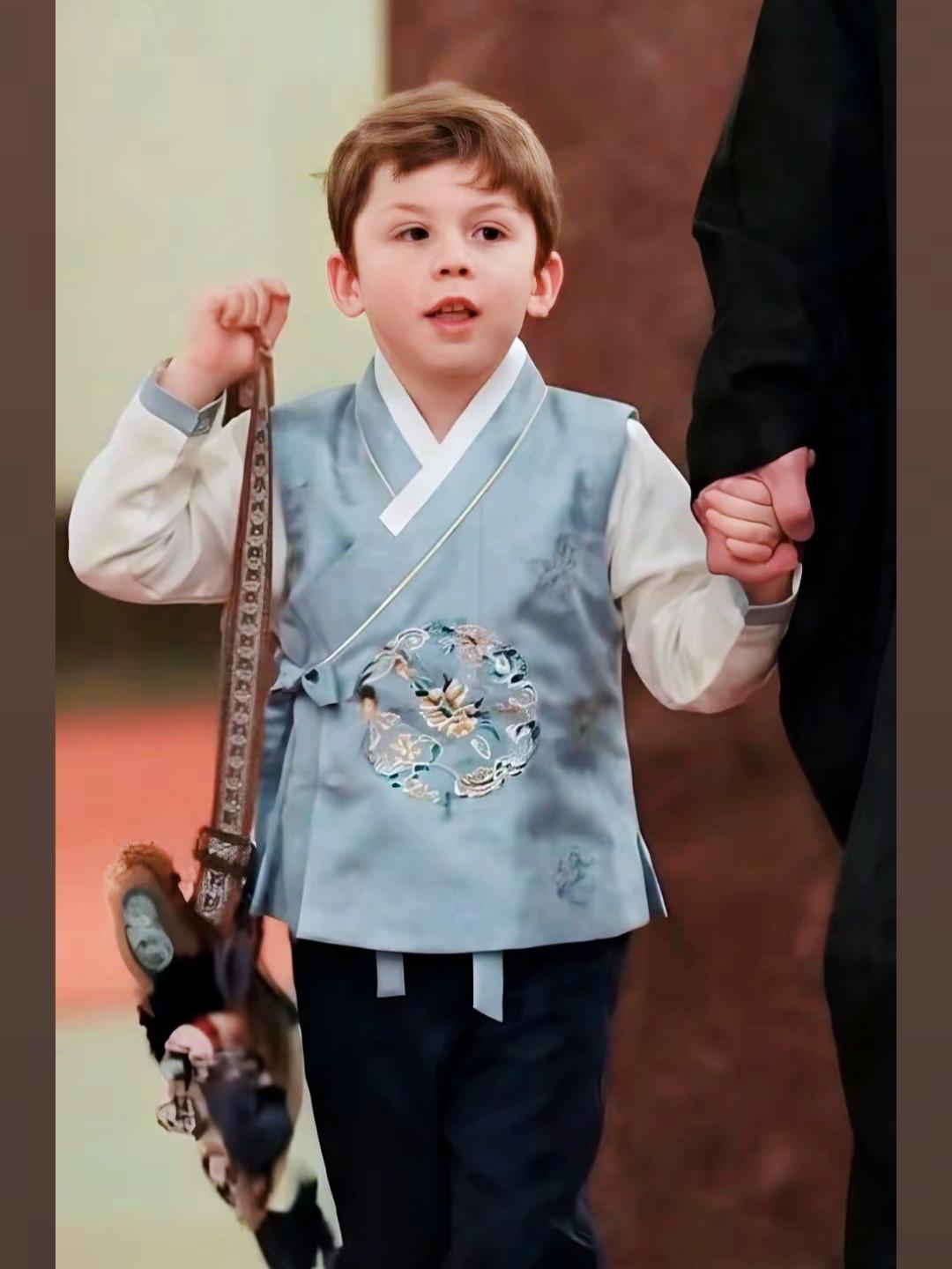 马斯克带他儿子来中国，小家伙穿着唐装、手牵手跟着老爸，太萌了吧！关键是，这一