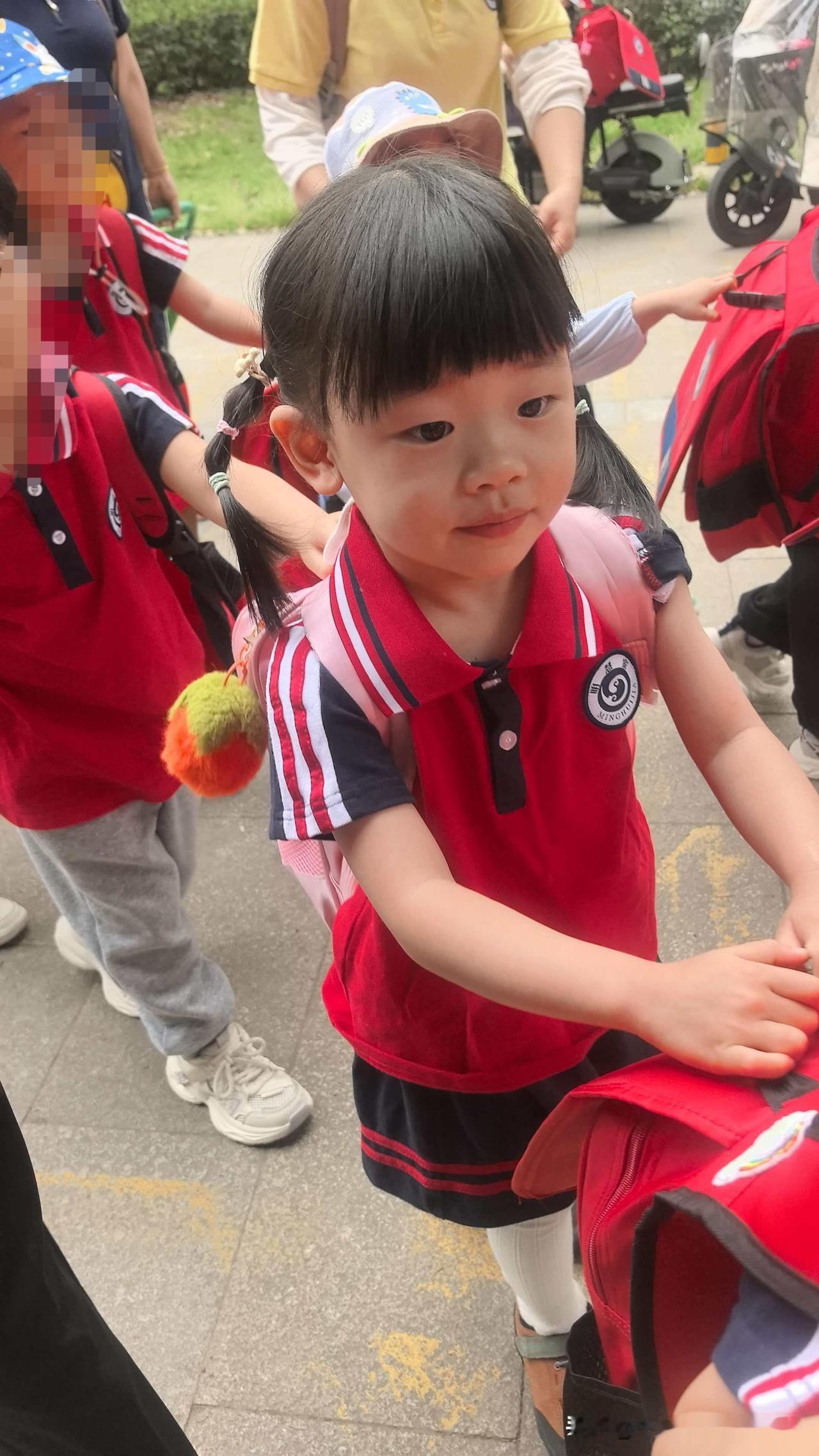 小外孙女的幼儿园今天去外面研学活动，每个孩子交280元的费用。听老师说，坐大