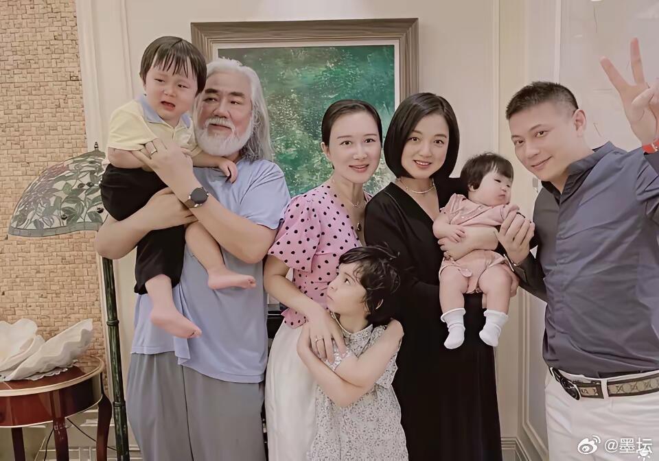 这是张纪中和老婆杜星霖一家五口与大女儿大女婿的合影！张纪中的大女儿张语芯，出生于