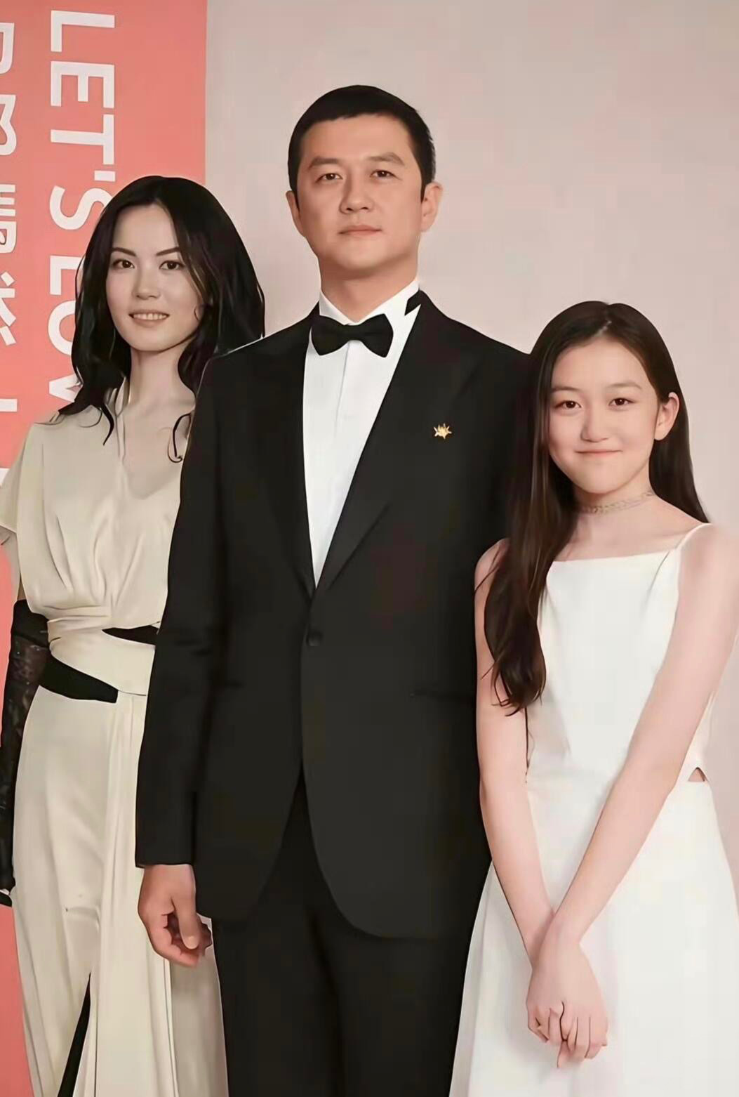 沈佳润一头扎进娱乐圈，借着父母的资源步步铺路。手握顶配家世的李嫣，反倒淡出聚光灯，鲜少露面。沈佳润唱