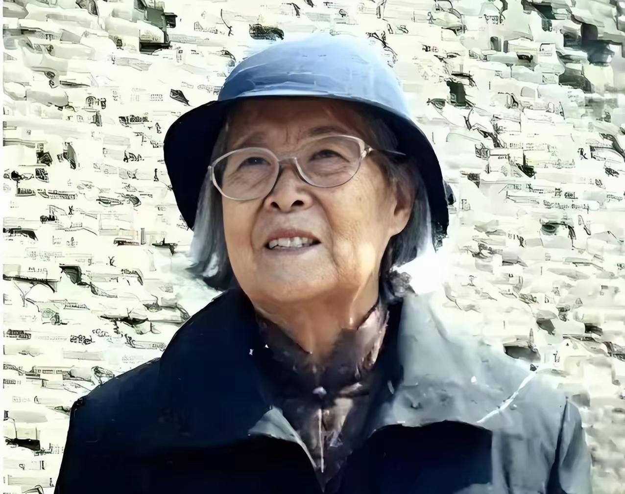 ​1949年1月31日，北平和平解放。城门楼上红旗招展，古城免于战火，二十万守军