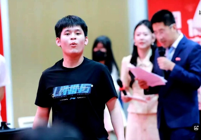 终于见到林诗栋的真实样子了。他一笑，仿佛天都晴了，嘴角一咧眼睛弯成小月牙，浑