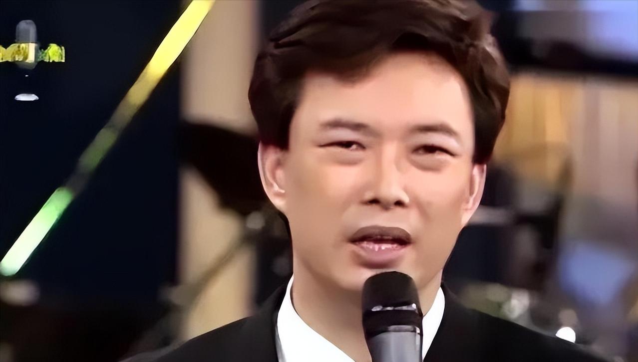 一次，费玉清在日本女友家留宿，放好洗澡水，结果他刚跨进浴缸，女友突然一脸严肃的说