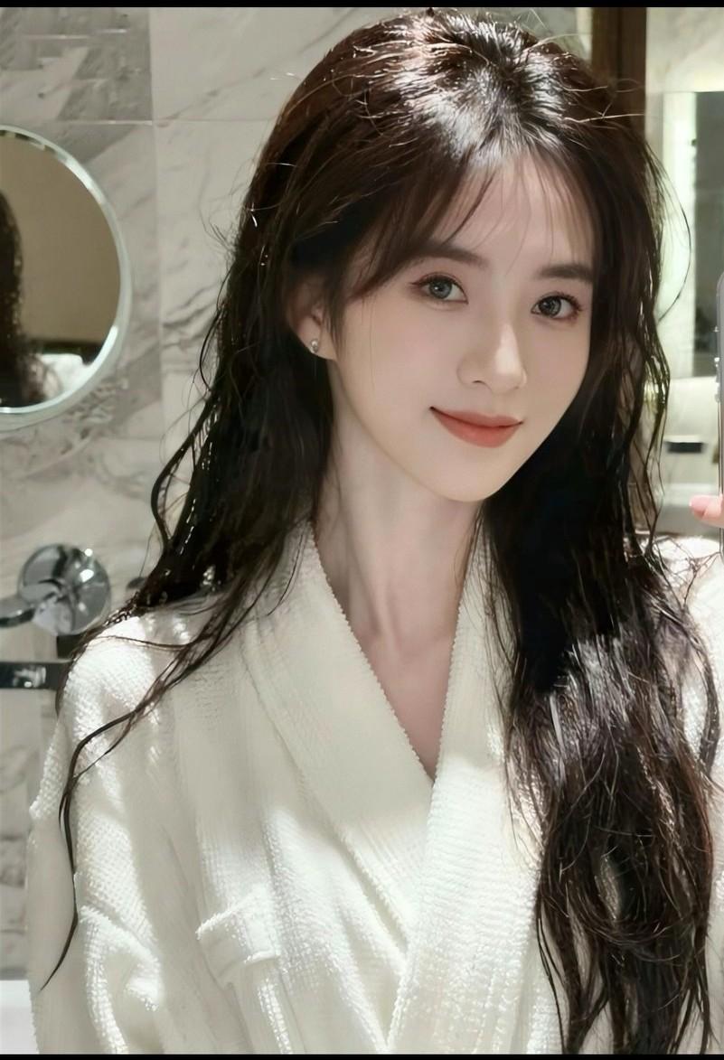 镜中人影自然美，笑语如花湿贵妃。晒图笔记大赛高雅气质美女