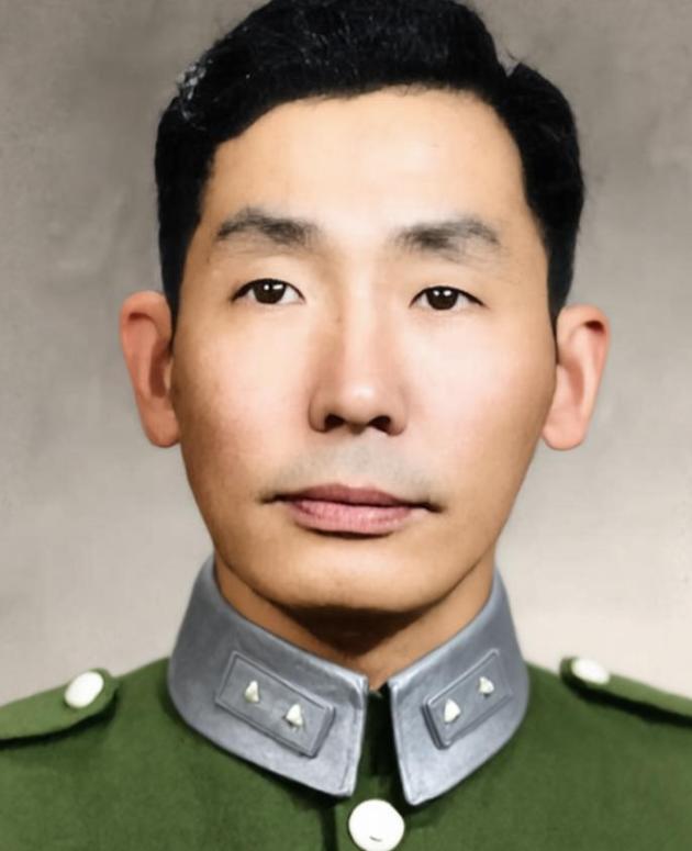 1929年入党，潜伏21年才公开身份。他是周恩来直接领导的"特别党员"，头衔是国