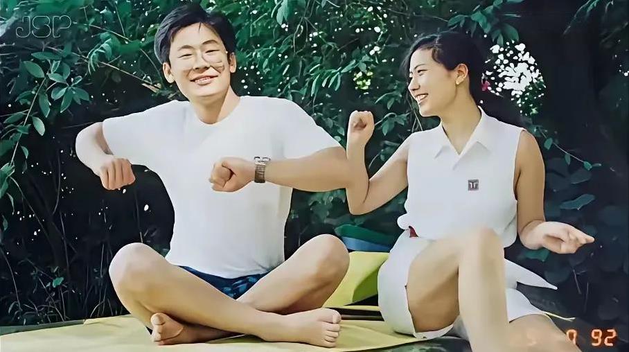 这是李在明和金惠景甜蜜时代的合影照，真是令人羡慕啊！李在明和他夫人的爱情故事就