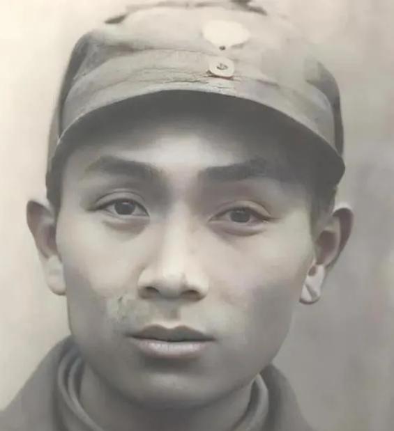 1940年，新四军政委张体学，正在用望远观察日军据点。谁知，因为望远镜反光，他的