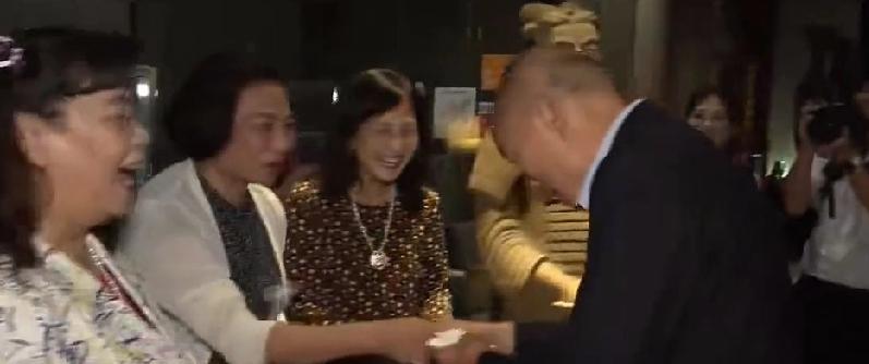 昨晚是韩国瑜窜访日本的最后一晚，昨晚韩国瑜与在日台商会面时发生了尴尬的一幕，韩国