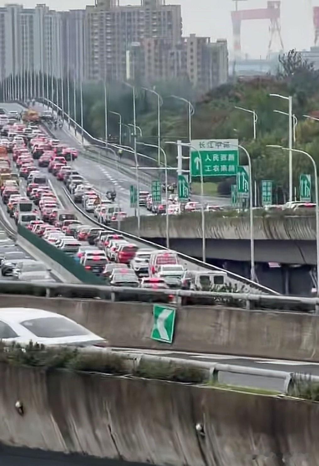 每逢大型节假日，南通市内高架就会被苏通大桥、沪苏通大桥两座过江通道的过境车流影响