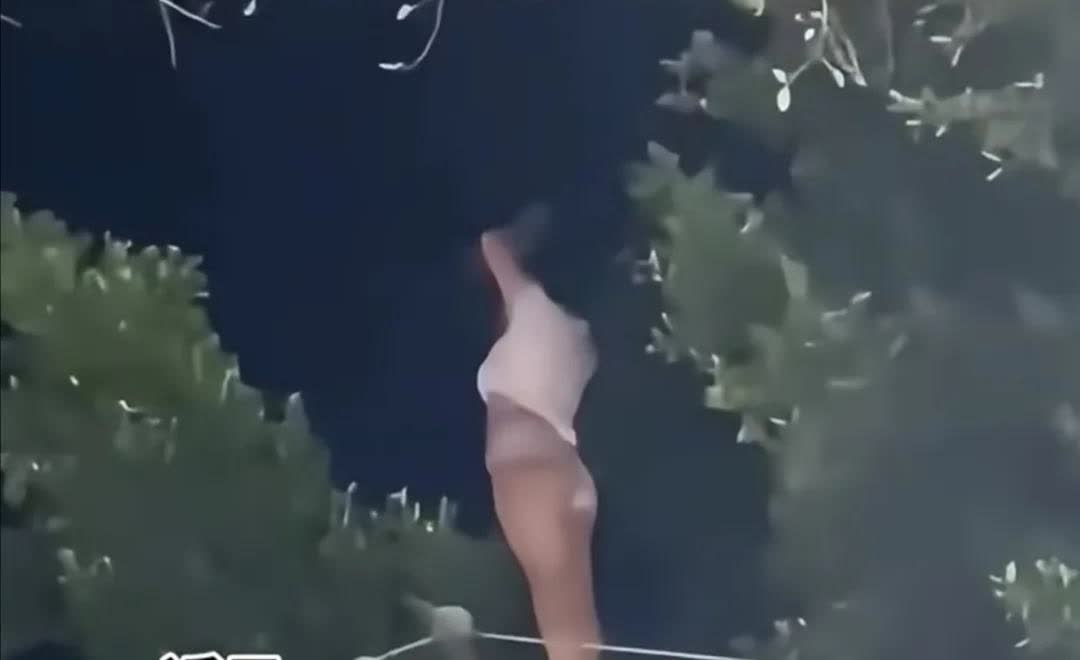 一女子喝醉酒后爬上电杆，站在电线之上！民警看呆了，不知道她酒醒后怕不怕？