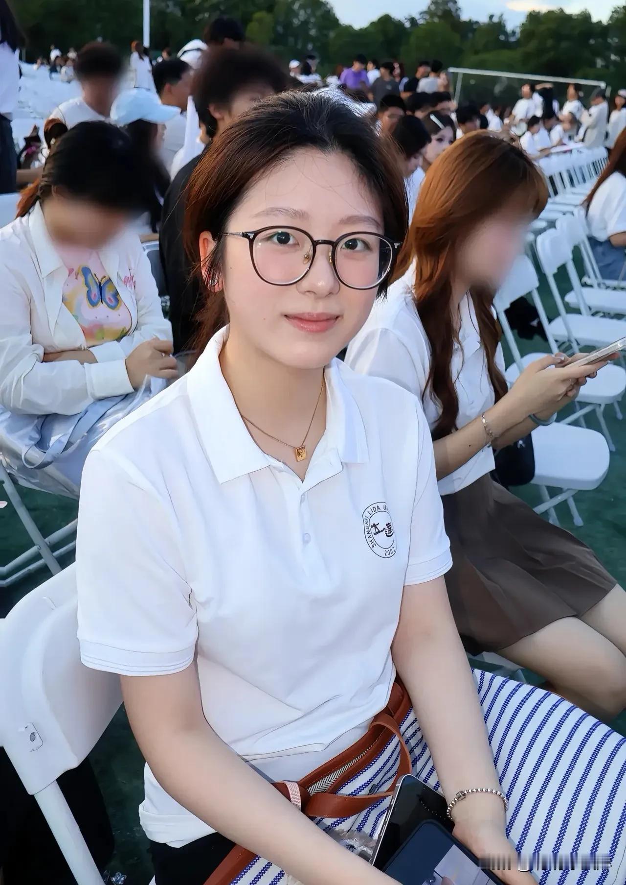 阳光穿透绿叶，风里藏着夏天的味道。我们在操场上奔跑，笑声比蝉鸣更响亮。